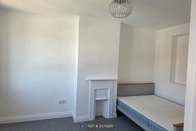 4-bed semi-detached on Greenfields Road, Reading, £2,400/mo