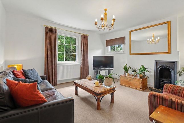 Flat 2, 9 Orchard Lane, East Molesey photo 2