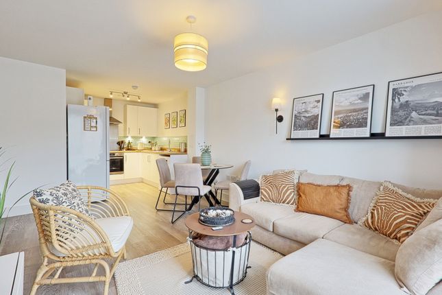 1-bed flat on 38 Windstar Drive, South Ockendon, £215,000