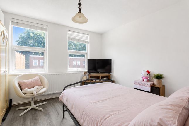 Smalley Close, London photo 4