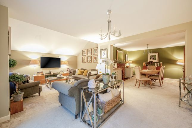 6, Dudley Grove, Epsom photo 2