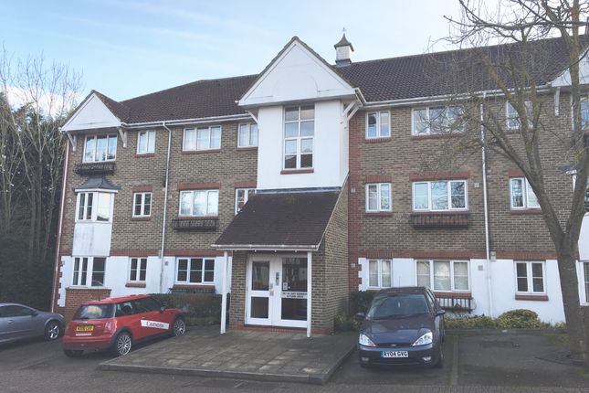 Thumbnail Flat to rent in Autumn Drive, South Sutton