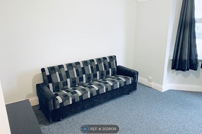 Flat to rent in London Road, Reading