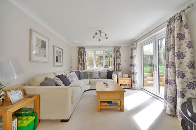 6, Alvernia Close, Surrey photo 3