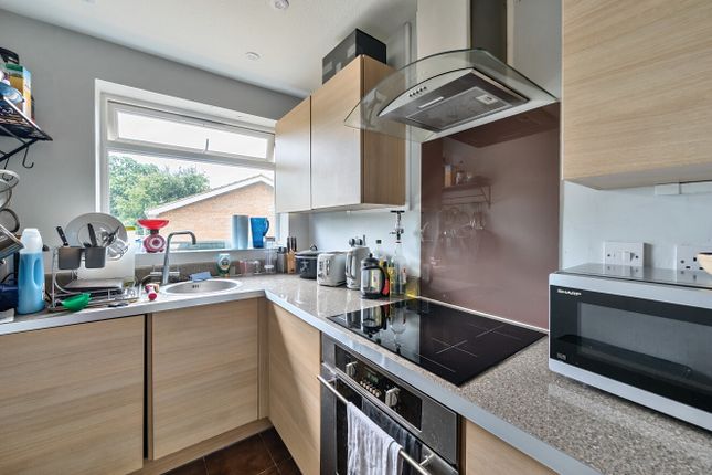 27, Oakdene Court, Surrey photo 4