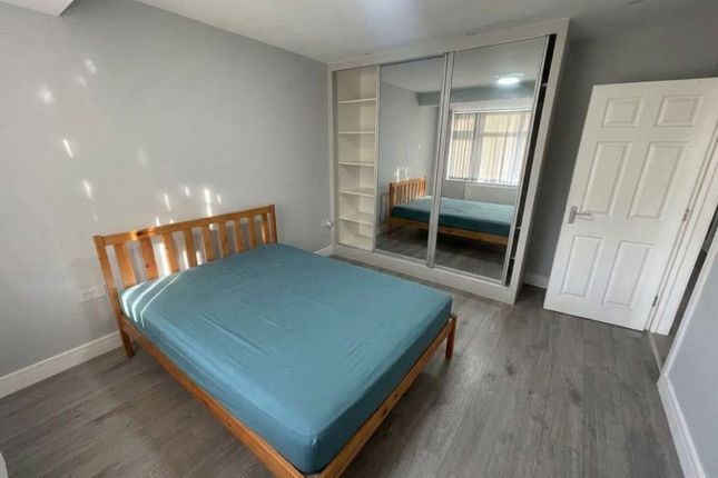 71 Mildred Avenue, Hayes photo 4