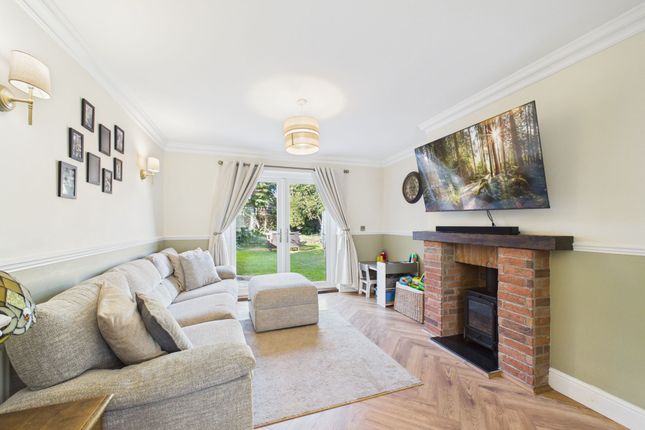 29 Hearsall Avenue, Stanford-Le-Hope photo 2