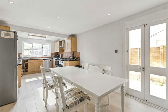 11, Lynton Avenue, London photo 3