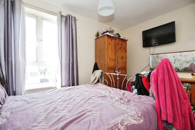 31, Barton Crescent, Leamington Spa photo 4