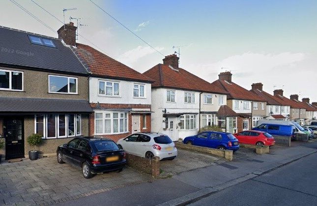 Thumbnail Flat for sale in Berry Avenue, Watford