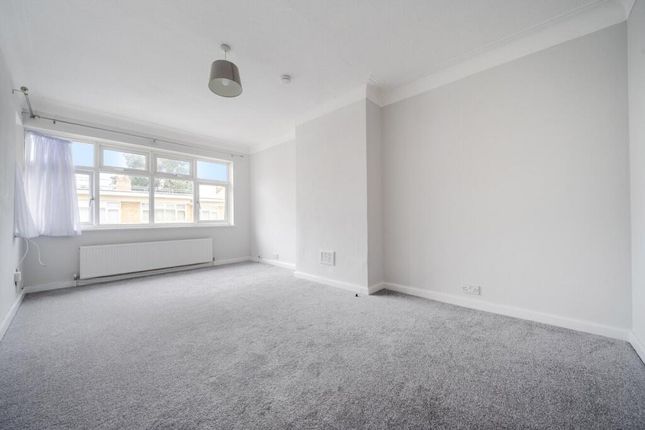7, Lincoln Close, LONDON photo 2