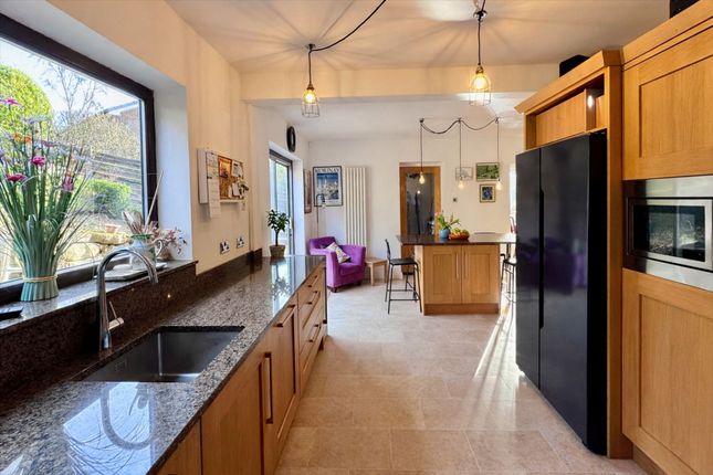 8 Haywards Close, Glossop photo 3