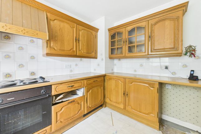 4, Armstrong Close, Pinner photo 4