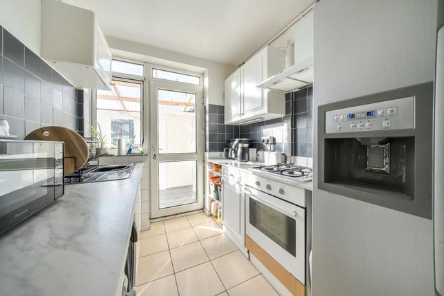 93 DODDSFIELD ROAD, Slough, Slough photo 3