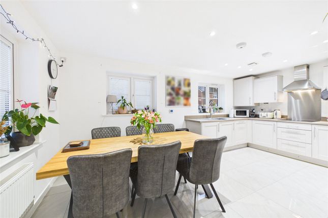 12, Thompson Way, Farnborough photo 2