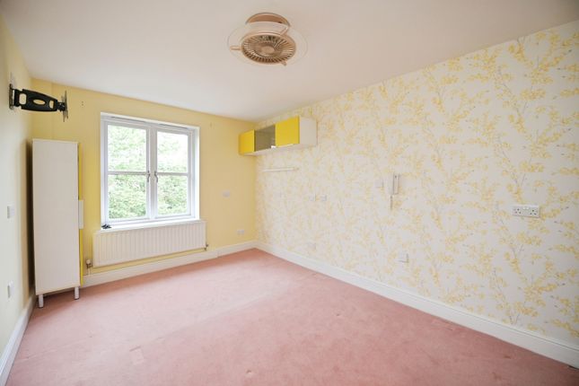 15, Copperfield Court, Barkingside photo 3