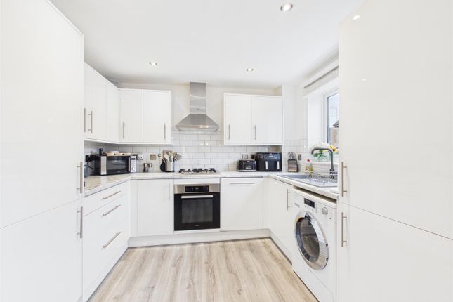 14, Paradise Orchard, Aylesbury photo 3