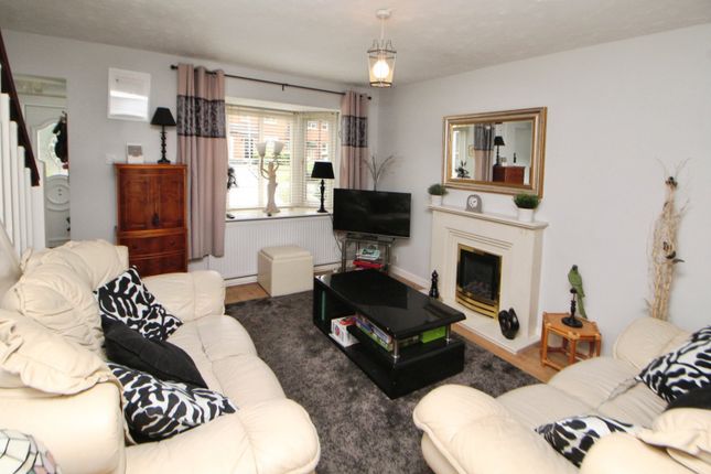 10, Langley Court, Glossop photo 2
