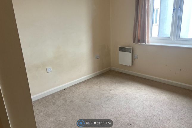 Flat to rent in Foundry Court, Slough