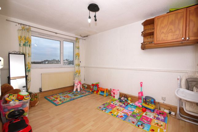 15, Gawsworth Close, London photo 3