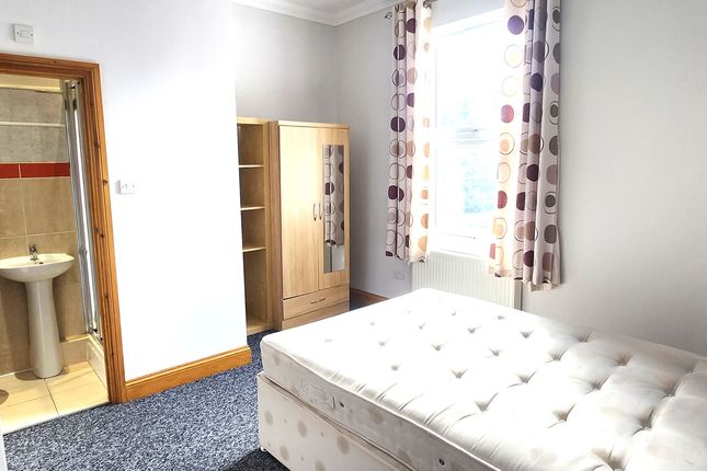 Room to rent in Robinson Road, Colliers Wood, London