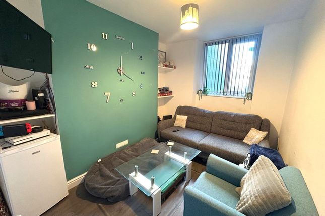 20 Phillips Parade, Swansea photo 2