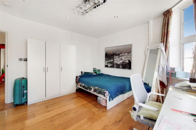 Flat for sale in Cambridge Court, Sussex Gardens, London