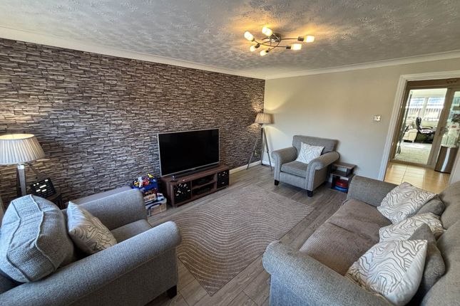 31, Poppy Close, Oldham photo 2