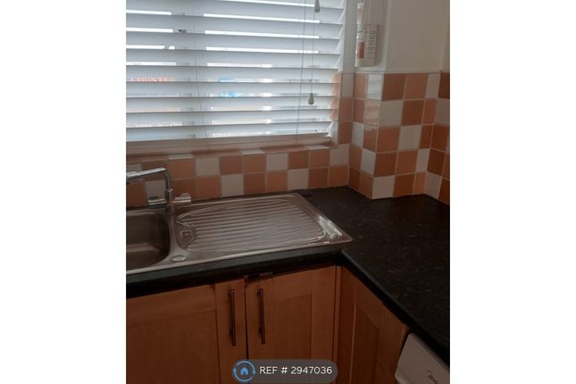 Flat, Hall Lane, London photo 4