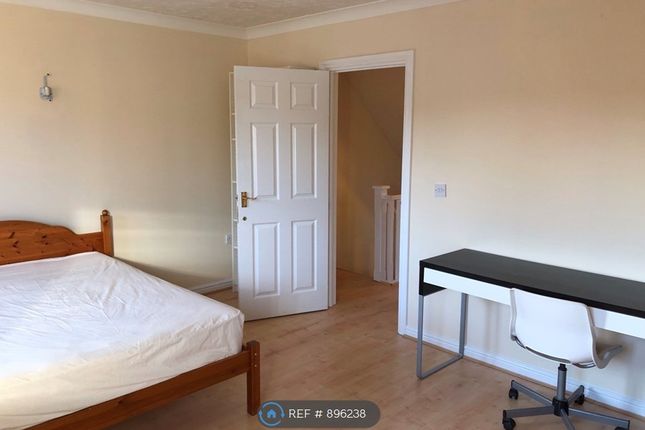 Room to rent in Off A34, Stoke-On-Trent