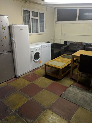Thumbnail Room to rent in Sunnyside Road, Ilford