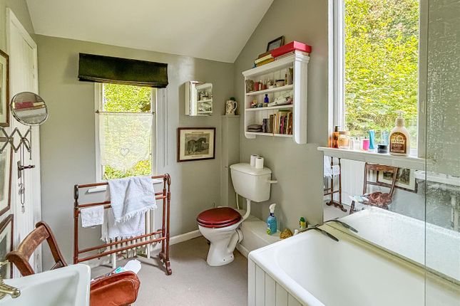 Bathroom 2.Jpg