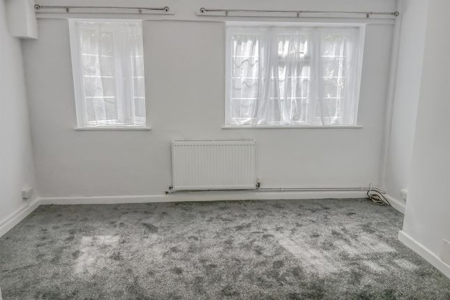 Flat 1, Oakfield Court, Brent Cross photo 4