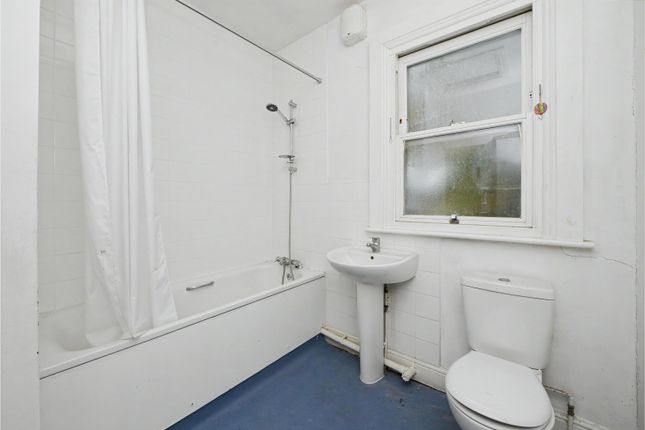 9 Flat 1 & 2, Avenue Road, Isleworth photo 5