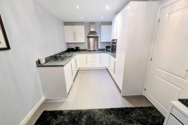 41, Harrowins Farm Drive, Bradford photo 3