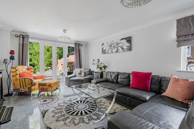 Vicarage Close, Horsham photo 4