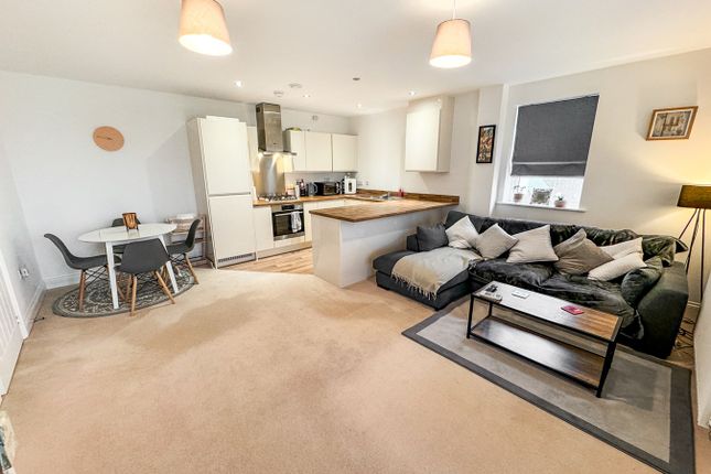 Flat for sale in Elvian Close, Reading