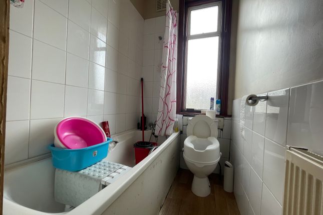 Thumbnail Flat to rent in Kingswood Road, Ilford