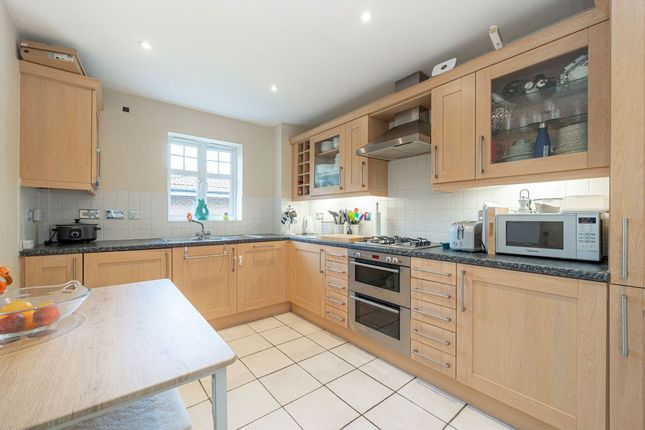 Flat 5, Oakdene Court, 74, Portmore Park Road, Weybridge photo 3