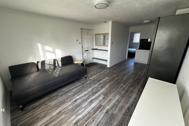 Flat 5 Pipin Court, 687, Staines Road, Feltham photo 2