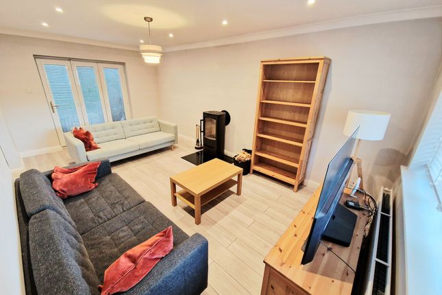 4 Carlisle Close, Manchester photo 4