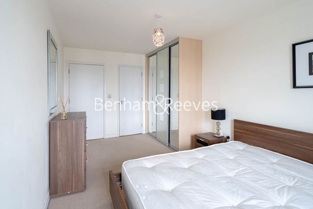 Flat to rent in Crowder Street, Wapping