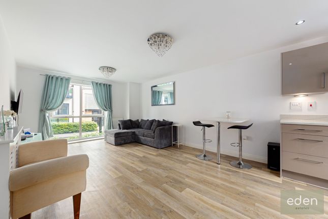 Flat for sale in Wills Crescent, Leybourne