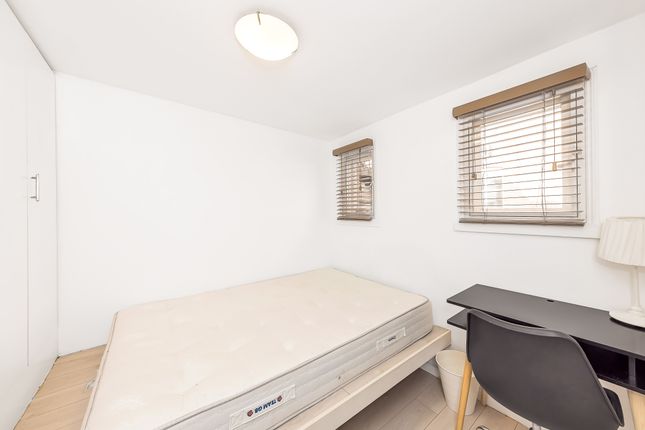 Flat to rent in Heath Street, London