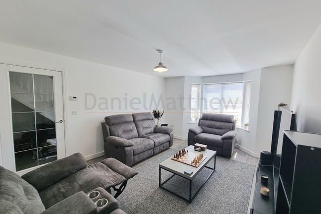 7 Heol Millward, Bridgend photo 3