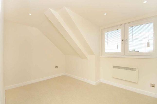 Lyon Road, Walton-on-Thames photo 4