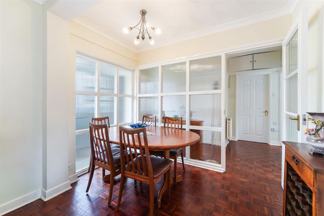 10, Courtlands Crescent, Banstead photo 4