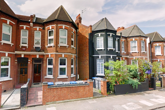 3 bed flat to rent in Acland Road, London