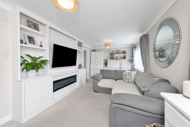 28 Weston Avenue, Royston photo 2