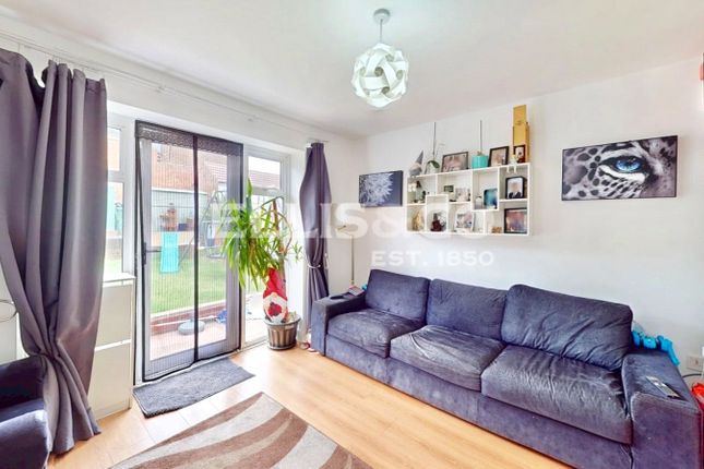 81, Whitton Avenue East, Greenford photo 4